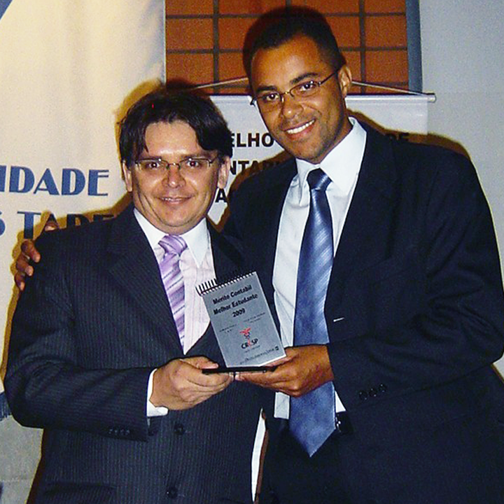 Entrega do Troféu de Mérito aos melhores alunos do curso de Contabilidade - L&P Consulting